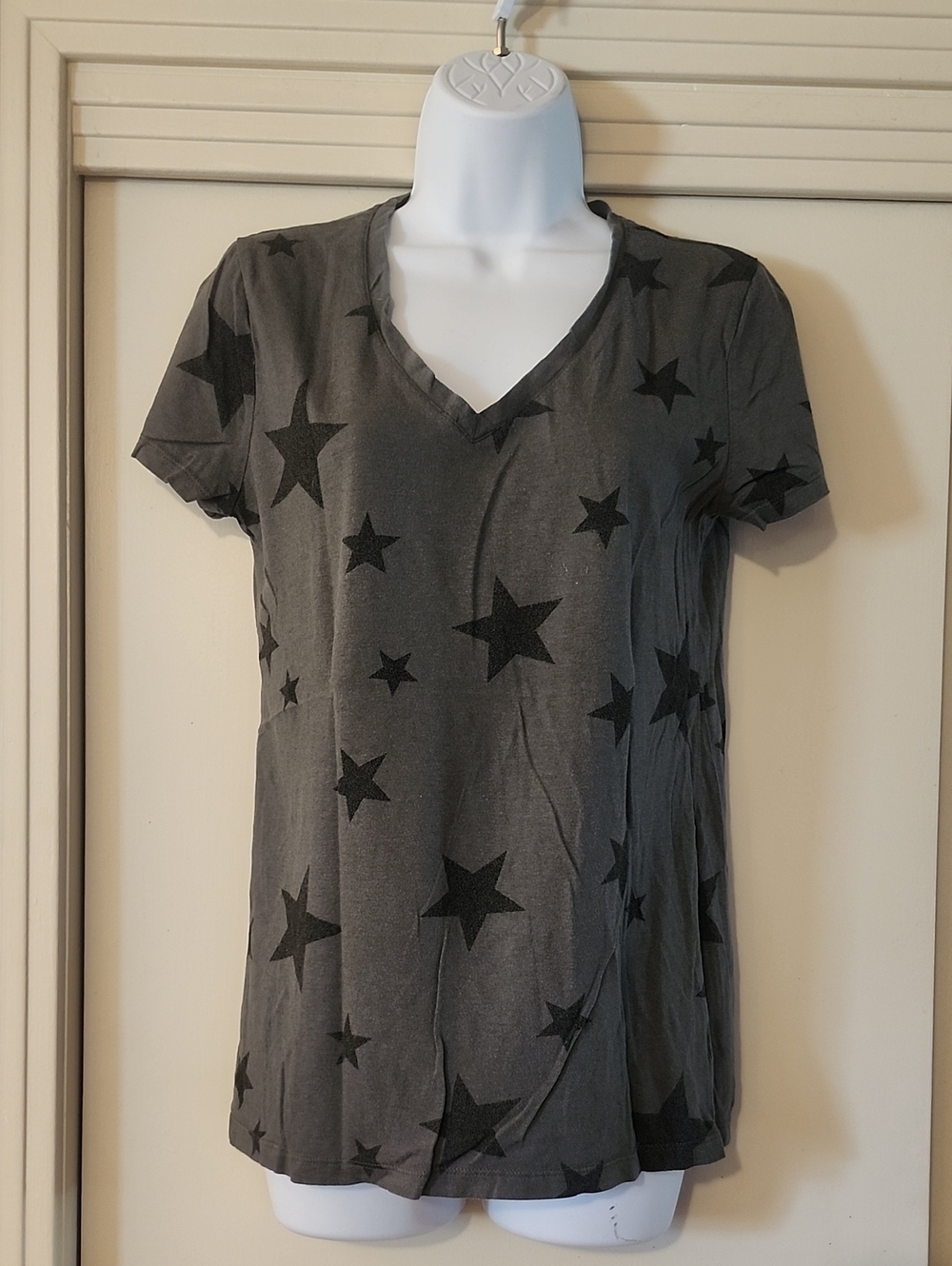 Gap Women's Gray Star Print V-Neck Tee Medium